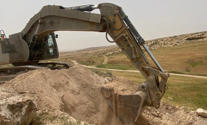 الاحتلال يبدأ بناء حاجز على طول خط التماس في جبل الخليل
