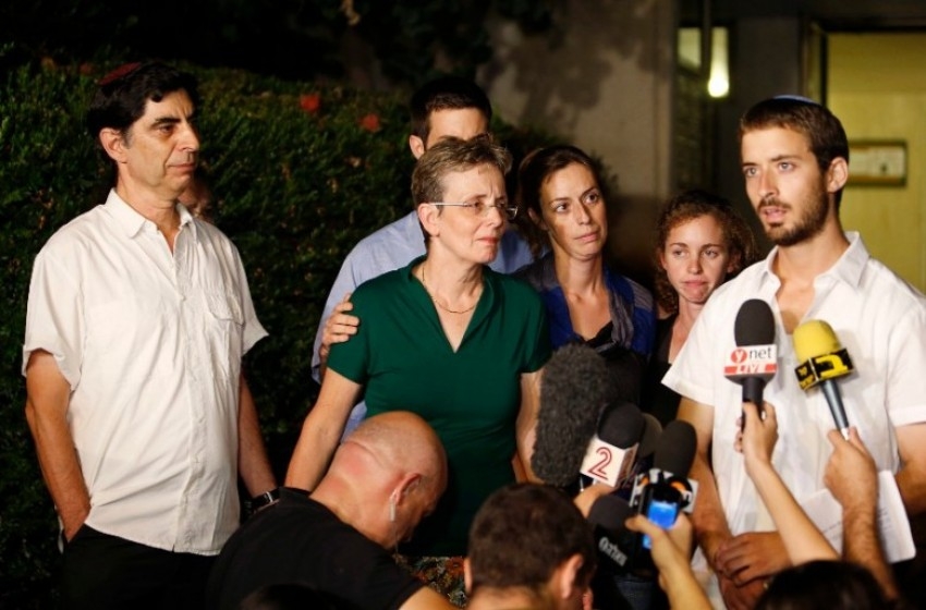 عائلة غولدين تتهم الحكومة الإسرائيليّة بالتخلي عن جنودها من أجل المال