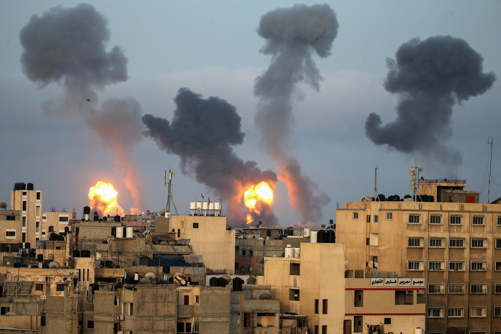 الطيران الحربي الإسرائيلي يقصف بناية في حي الرمال غرب غزة 