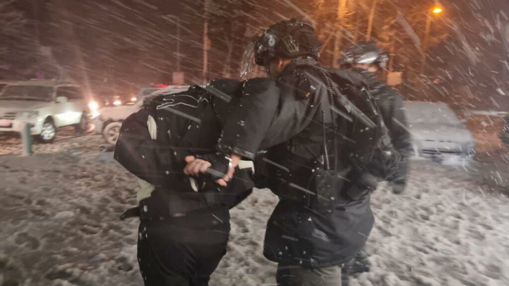 الاحتلال يعتقل 22 شابًا لتفاعلهم مع تساقط الثلوج في القدس