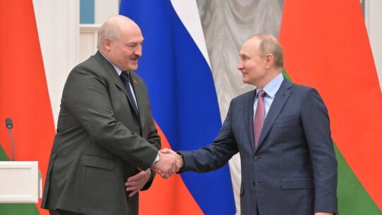 بوتين يشرف على تدريبات قوات الردع الاستراتيجي بحضور رئيس بيلاروس من مركز العمليات في الكرملين