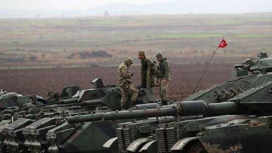 الإعلام السوري: تركيا تعزز نقاط تمركزها بريف إدلب بـ200 عربة عسكرية