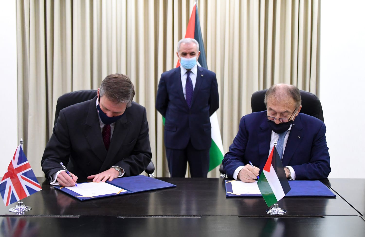 الحكومتان الفلسطينية والبريطانية توقعان اتفاق تعاون لدعم التجارة بقيمة 15 مليون جنيه إسترليني
