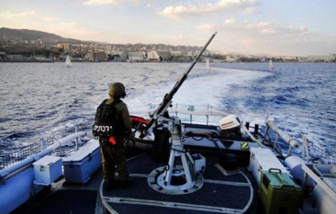 بحرية الاحتلال تلاحق مراكب الصيادين في بحر رفح