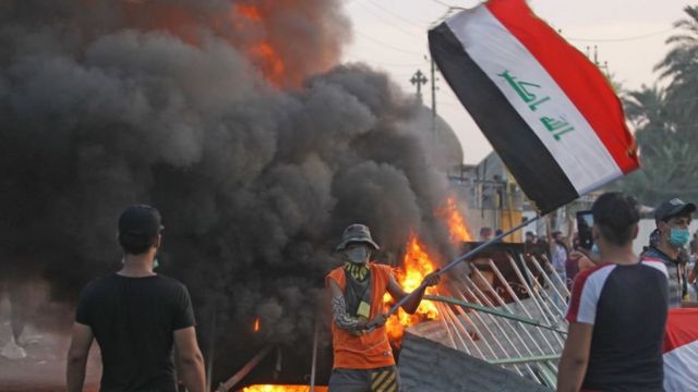 القوات العراقية والمتظاهرون يتبادلون رمي الحجارة وقنابل 