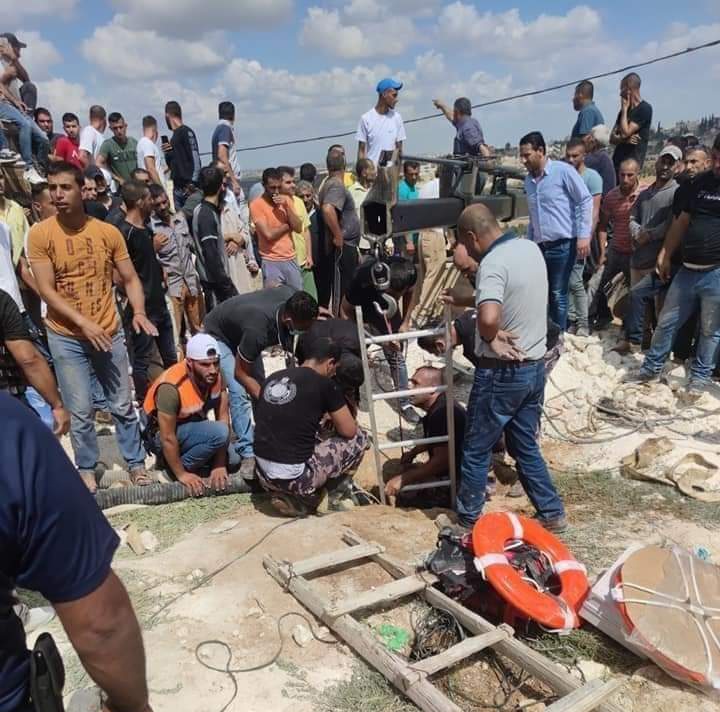 الشرطة الفلسطينية: 5 وفيات وإصابة خطيرة بعد سقوطهم في حفرة امتصاصية في قرية دير العسل جنوب الخليل