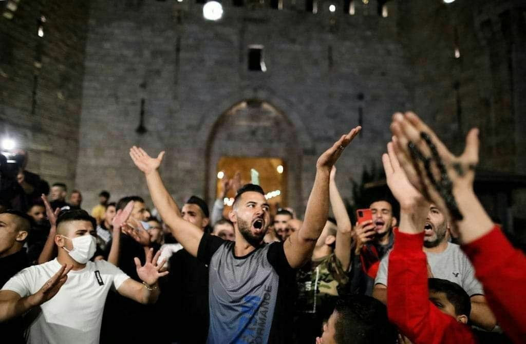 القدس تنتصر.. المقدسيون يزيلون الحواجز الحديدية ويدخلون ساحة باب العامود(فيديو وصور)