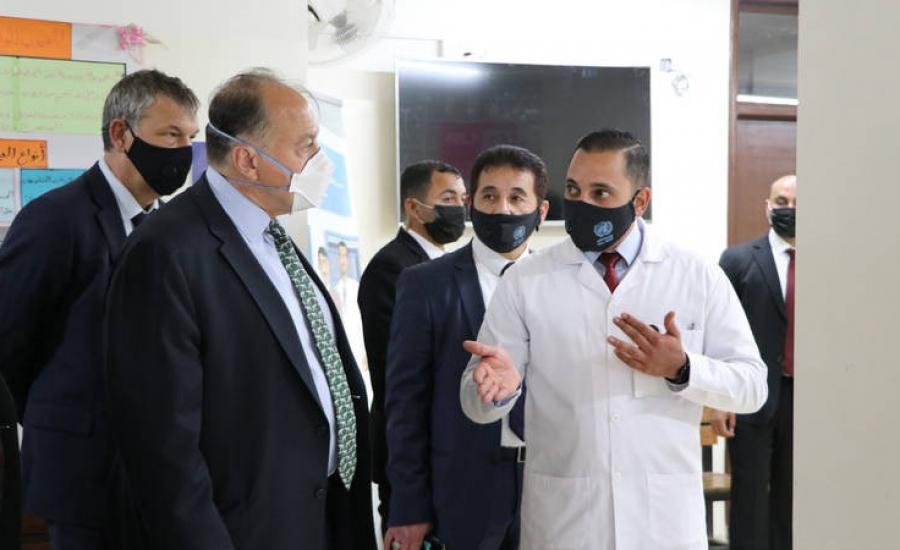 السفير الأميركي لدى الأردن يزور المركز الصحي في مخيم البقعة  
