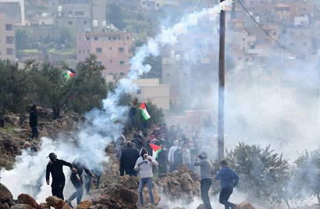 إصابات بمواجهات واعتداءات للاحتلال والمستوطنين بالضفة الغربية