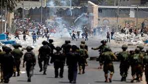 نابلس: عشرات حالات الاختناق خلال مواجهات مع الاحتلال في بيتا واعتقال متضامنين
