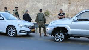 الاحتلال يعتقل خمسة مواطنين ويستولي على مركبتين جنوب الخليل
