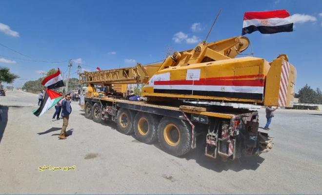 دخول معدات وآليات مصرية إلى قطاع غزة عبر معبر رفح لإزالة الأنقاض (صور)