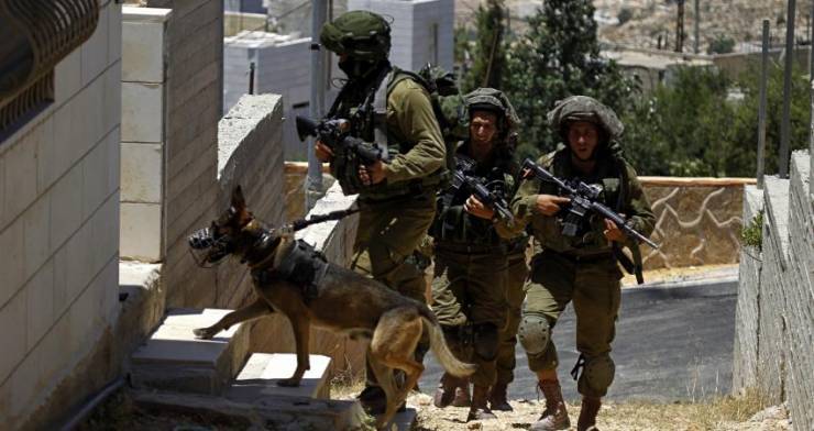 الاحتلال الإسرائيلي يداهم منزل صحفي في نابلس
