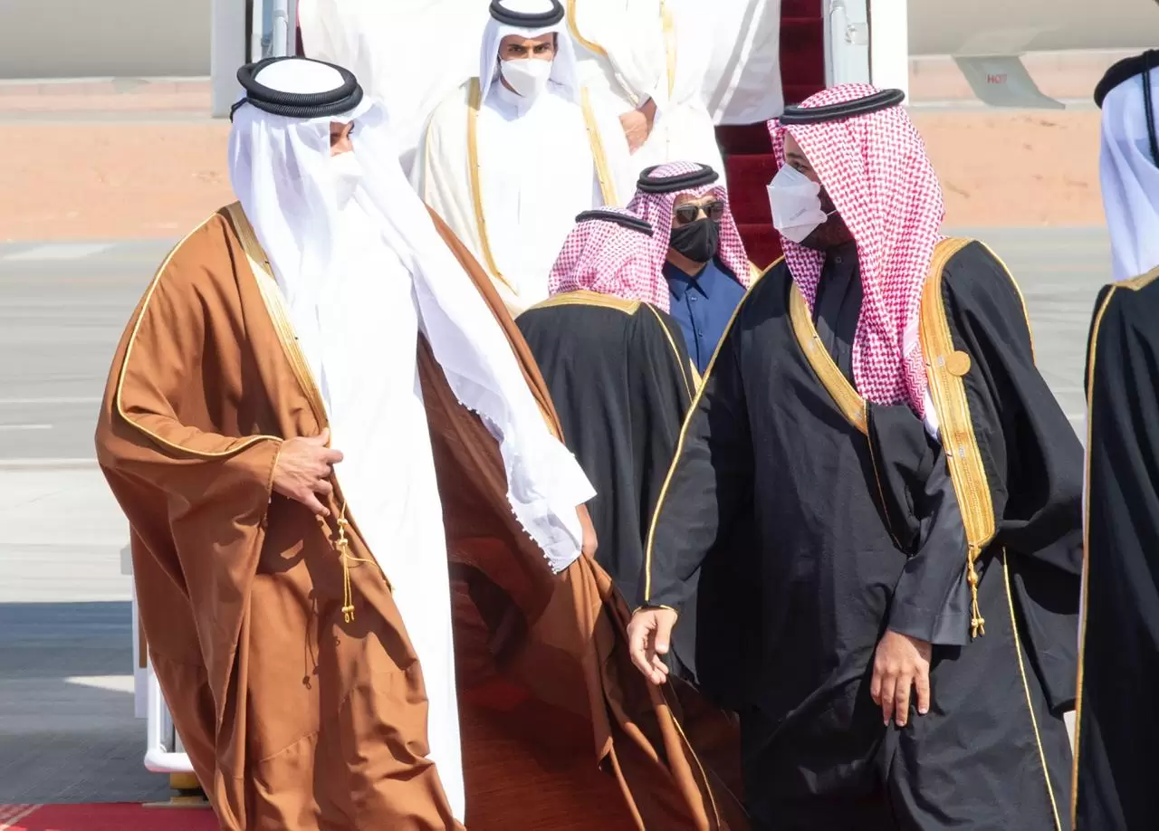 شاهد | ولي العهد السعودي يستقبل أمير قطر معانقا