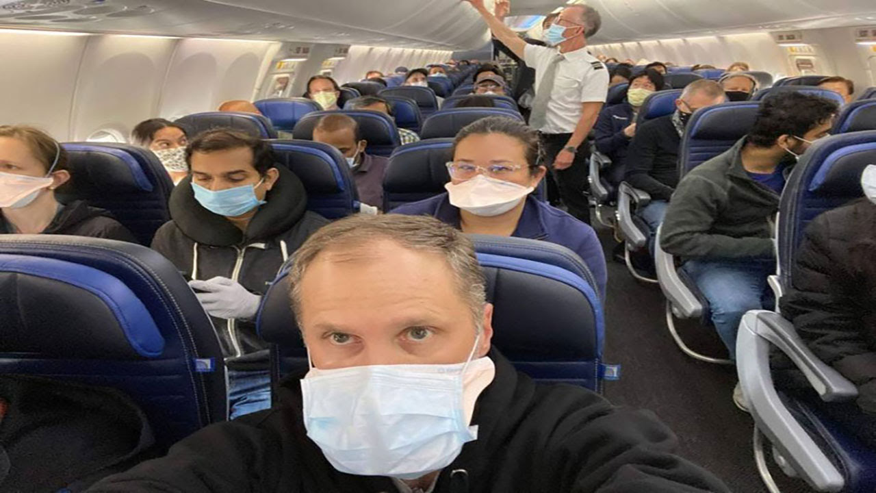 وكالة الطيران الأمريكية تغرم مسافرا بأكثر من 10 آلاف دولار لرفضه ارتداء الكمامة في الطائرة