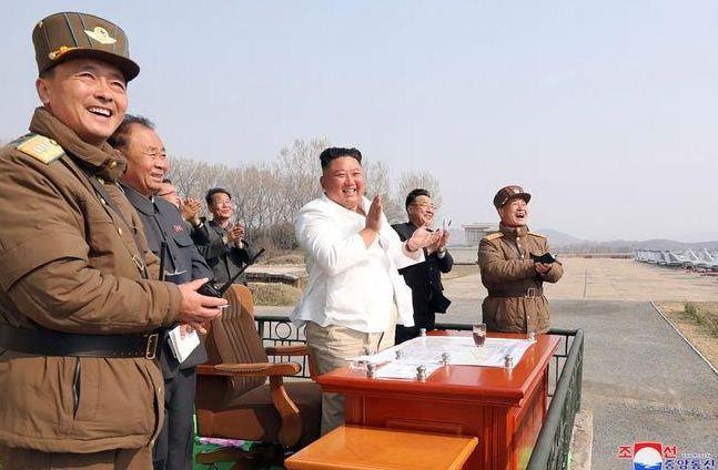 زعيم كوريا الشمالية يشهد تجربة لسلاح تكتيكي موجه جديد