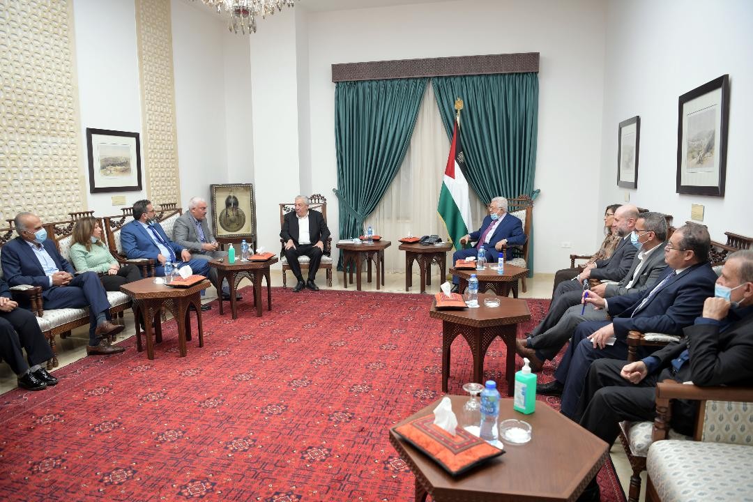 الرئيس عباس: نقف مع المؤسسات الوطنية التي تقوم بواجبها بفضح جرائم الاحتلال