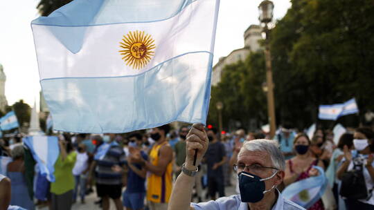 احتجاج الآلاف على التمييز في توزيع لقاحات كورونا في الأرجنتين