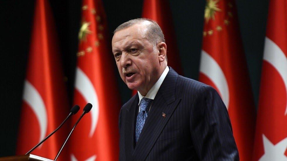 شاهد: أردوغان يرتكب خطأ خلال عرضه كتابه الجديد