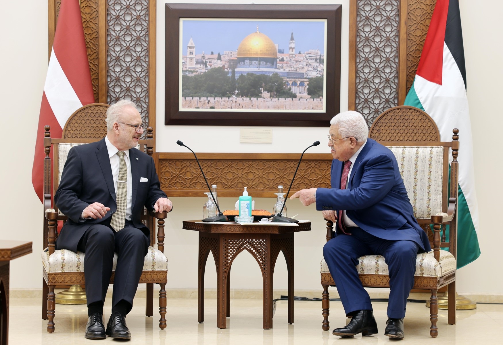 تفاصيل لقاء الرئيس عباس مع رئيس جمهورية لاتفيا