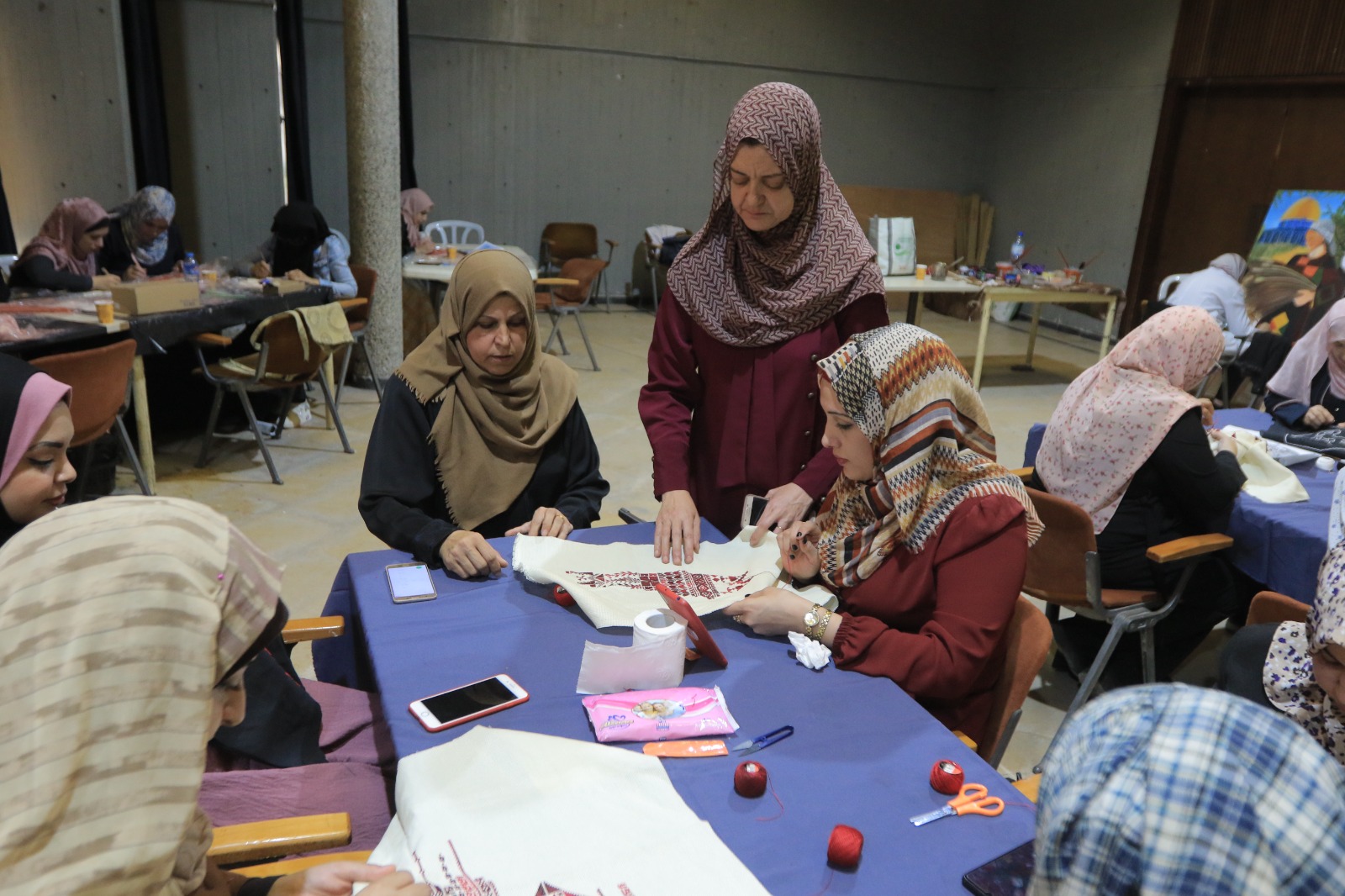 بلدية غزة تطلق مشروعاً لدعم النساء الموهوبات والرياديات