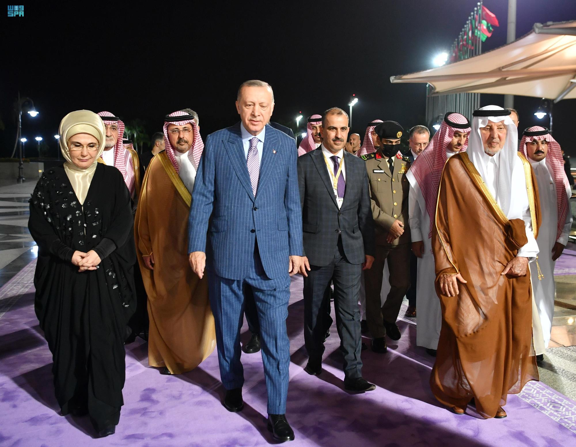 شاهد: لحظة وصول الرئيس أردوغان إلى السعودية واستقباله من قبل مستشار الملك سلمان