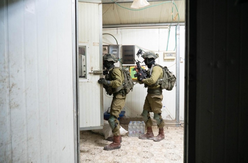 الجيش الإسرائيلي يعتقل فلسطينيين بزعم حيازة سلاح بالخليل