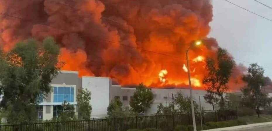 اندلاع حريق هائل في سوق الكرمل بـ