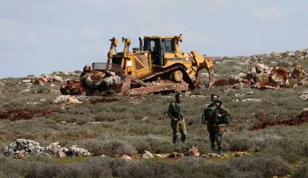 نابلس: الاحتلال الإسرائيلي يهدم سلاسل حجرية ويجرف أراضي ويقتلع أشجار في بلدة قصرة