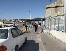 الاحتلال يغلق حاجز قلنديا العسكري شمال القدس