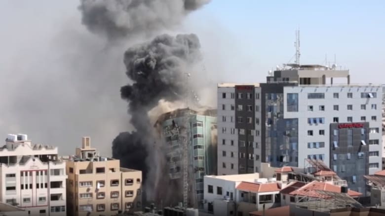 شاهد: إزالة مبنى دمره القصف الإسرائيلي بحي الرمال في غزة