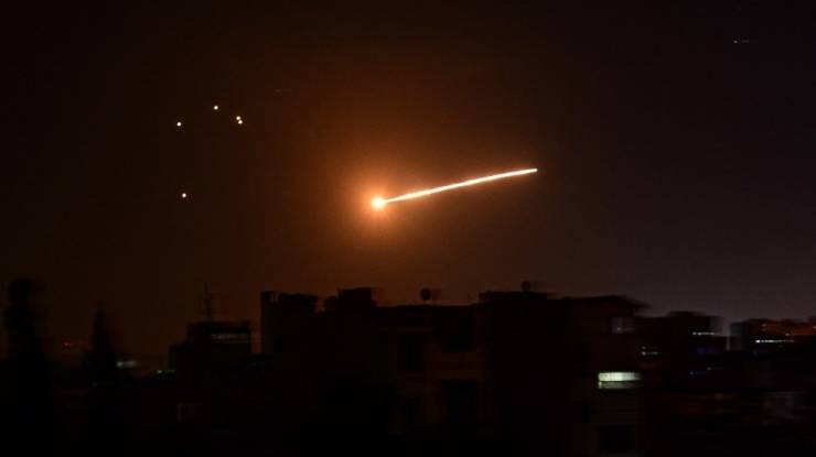 عدوان صاروخي إسرائيلي على محيط حماة السورية ودفاعات الجيش تتصدى