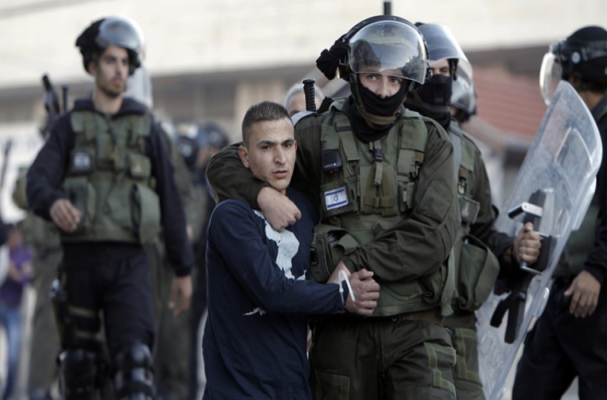 الجيش الإسرائيلي يعتقل فلسطيني من الخليل