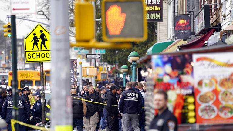أكثر من 10 إصابات في إطلاق نار وعبوات متفجرة بمحطة مترو في نيويورك