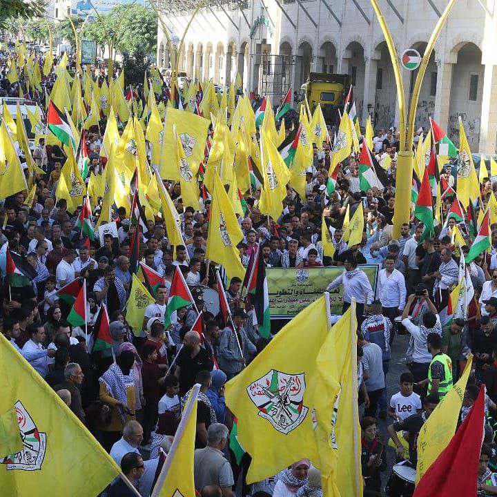 دعما للرئيس عباس ونصرة للأسرى.. عشرات الآلاف يشاركون في مسيرة جماهيرية في الخليل (صور)