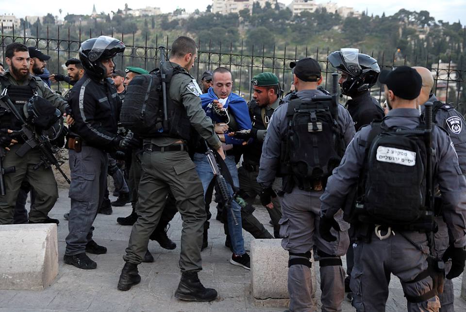 الاحتلال الإسرائيلي ينكل بشاب قرب باب العامود ويستدعي طفلاً من سلوان