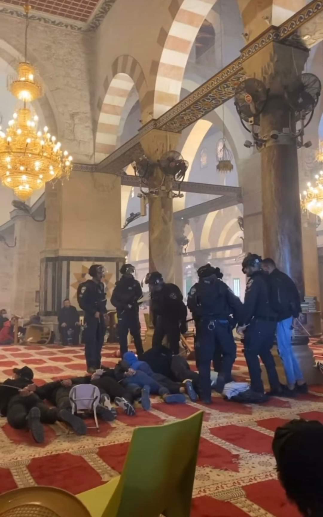 شاهد: الاحتلال ينكل بالمصلين في المسجد القبلي وينفذ حملة اعتقالات واسعة في صفوفهم