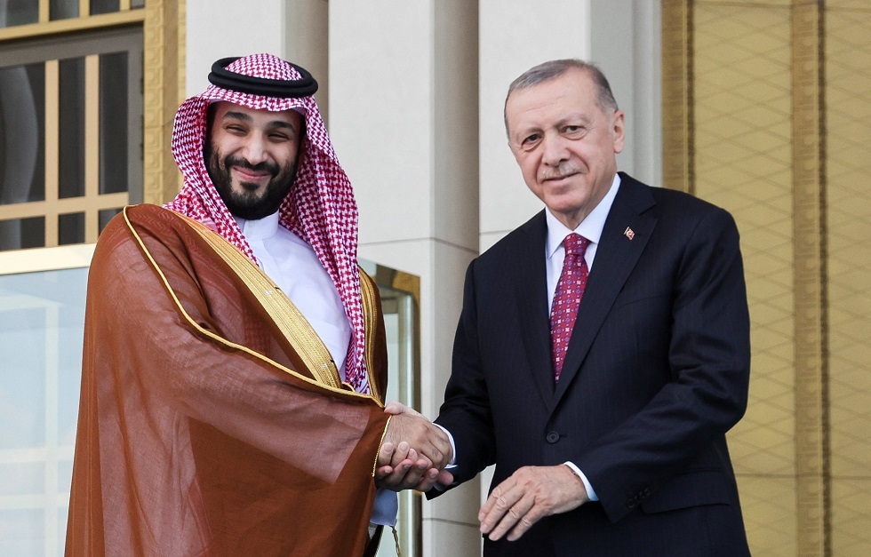 ولي العهد السعودي يصل إلى تركيا ويحظى باستقبال رسمي حافل