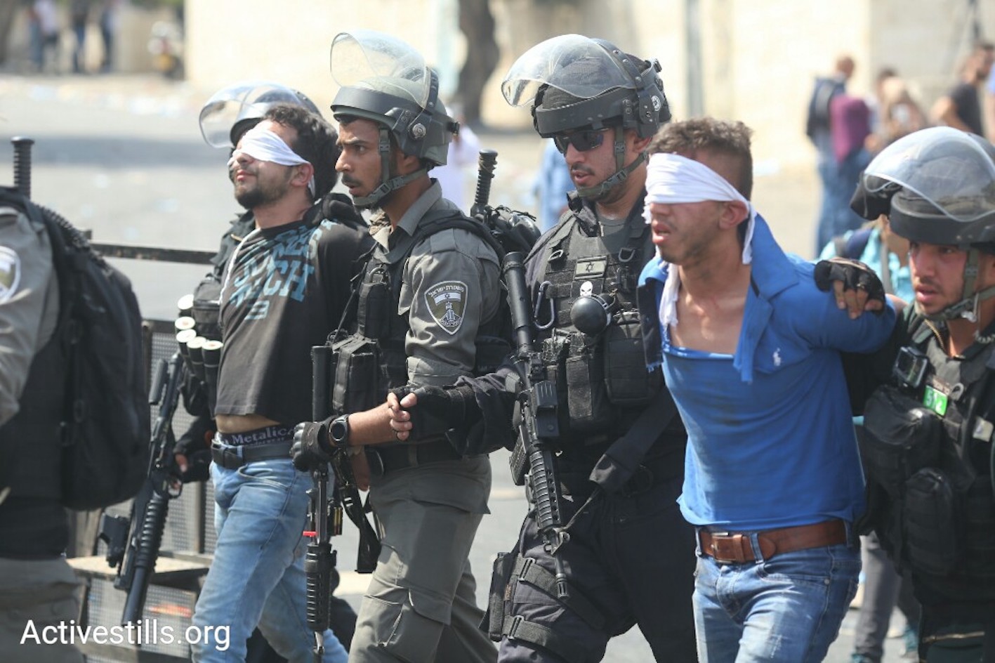 الخليل: قوات الاحتلال تعتقل والدين ونجليهما من مدينة 
