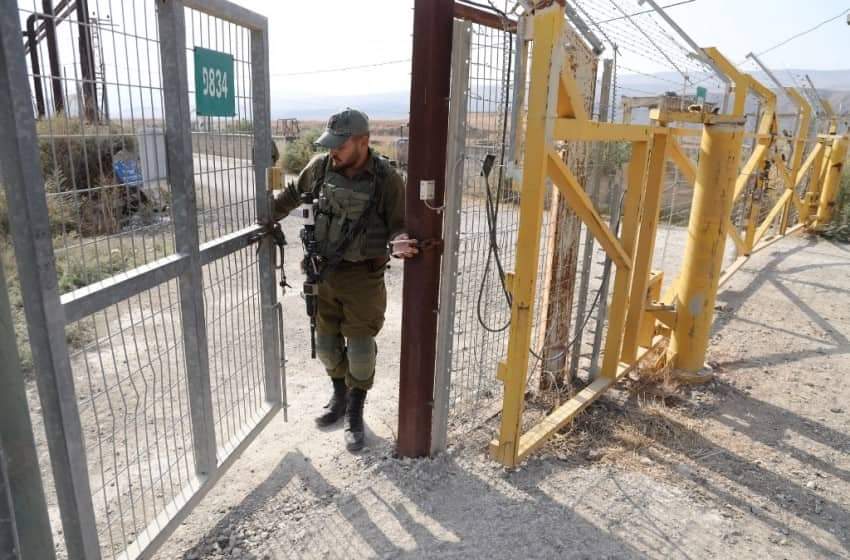 الجيش الإسرائيلي يحبط تهريب أسلحة عبر حدود الأردن