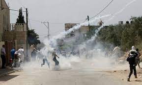 إصابة عشرات المواطنين بالاختناق وإغلاق مدخل الرام بالقدس المحتلة
