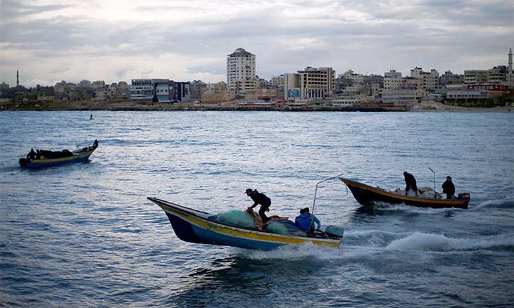 بحرية الاحتلال تعتقل أربعة صيادين وتستولي على مركبي صيد في بحر خان يونس ورفح