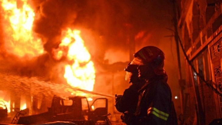 اندلاع حريق هائل في مصنع للإسفنج بالخليل