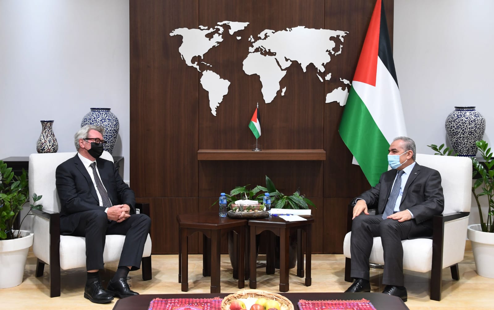 رئيس الوزراء يبحث مع المبعوث النرويجي إعادة إعمار غزة