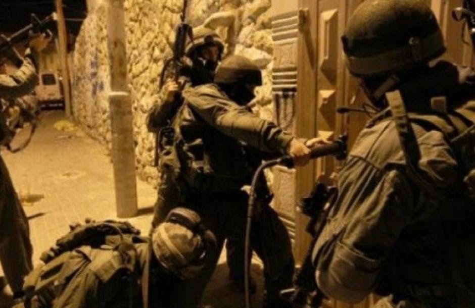 الاحتلال الإسرائيلي يعتقل أسيرين محررين في الخليل