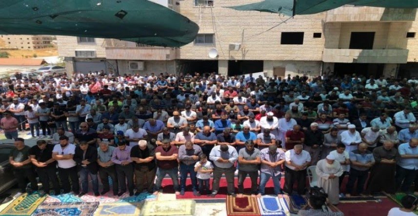 القدس: مقدسيون يؤدون صلاة الجمعة بخيمة اعتصام حي البستان في سلوان