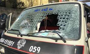 مستوطنون يهاجمون مركبات المواطنين بالحجارة شرق الخليل