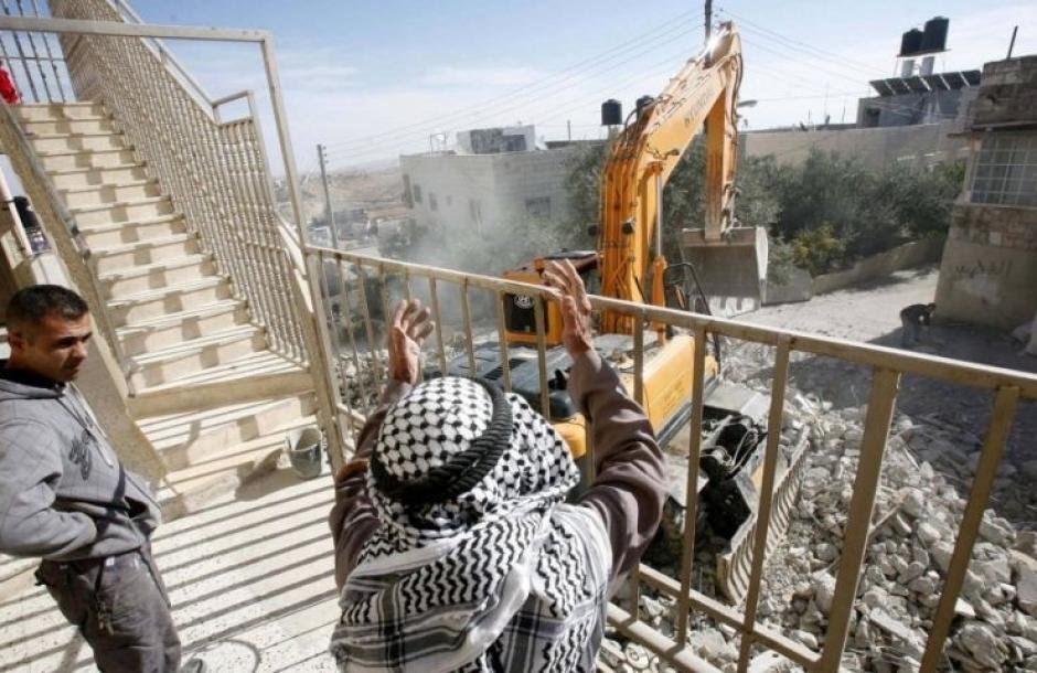 بحجة البناء دون ترخيص.. الاحتلال الإسرائيلي يوزع إخطارات هدم واستدعاءات بالعيسوية في القدس