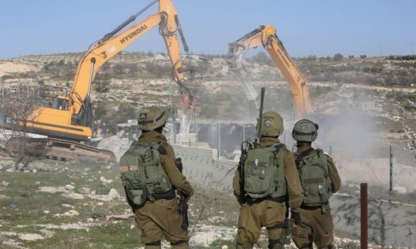 الاحتلال يهدم منزلا ويستكمل هدم آخر في القدس  