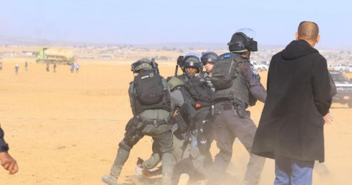 النيابة الإسرائيلية تقدم لائحة اتهام بحق 17 شابا من النقب على خلفية تصديهم لتجريف أراضيهم